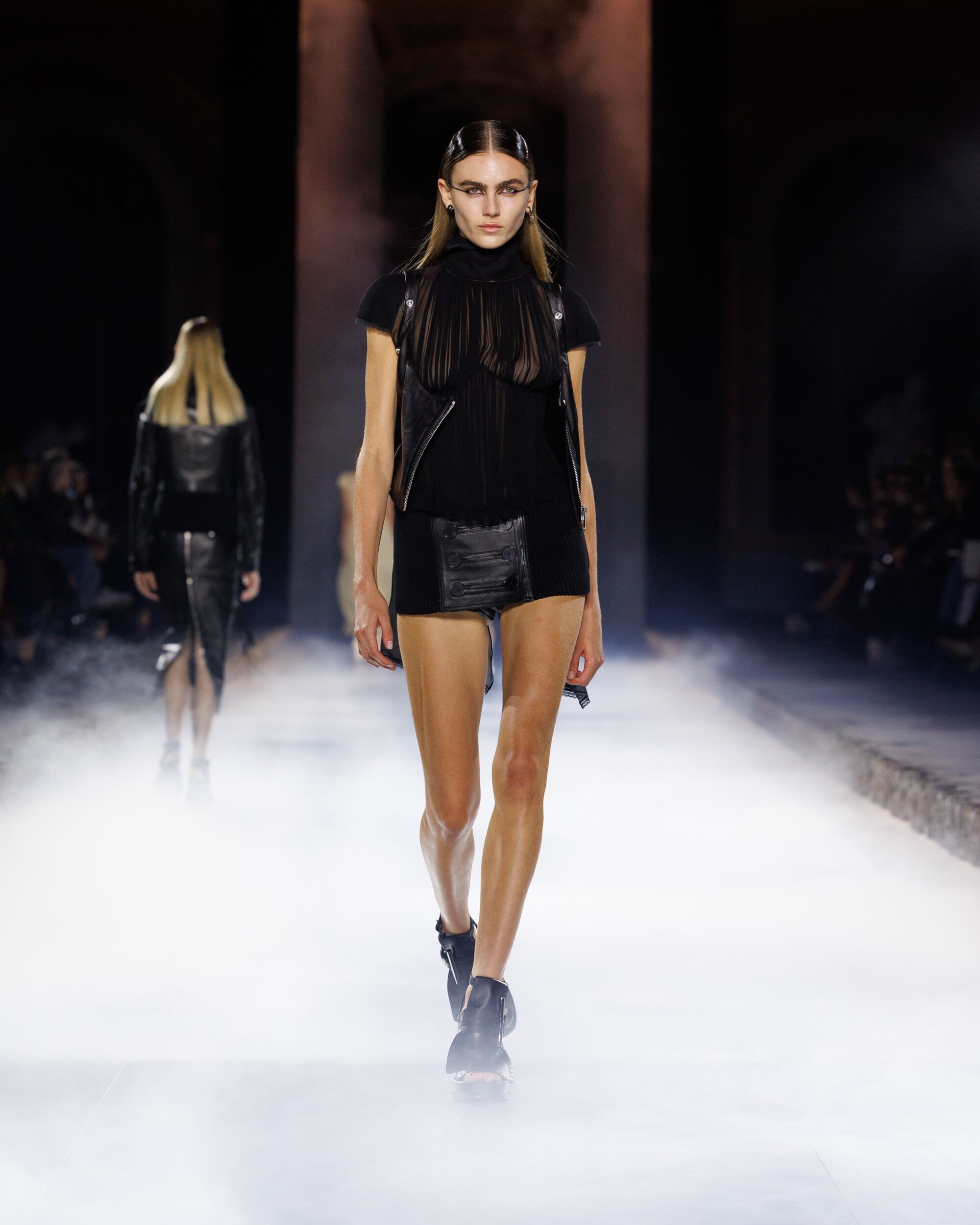 Page: Collection > SS25 Runway > Gallery > Look 33