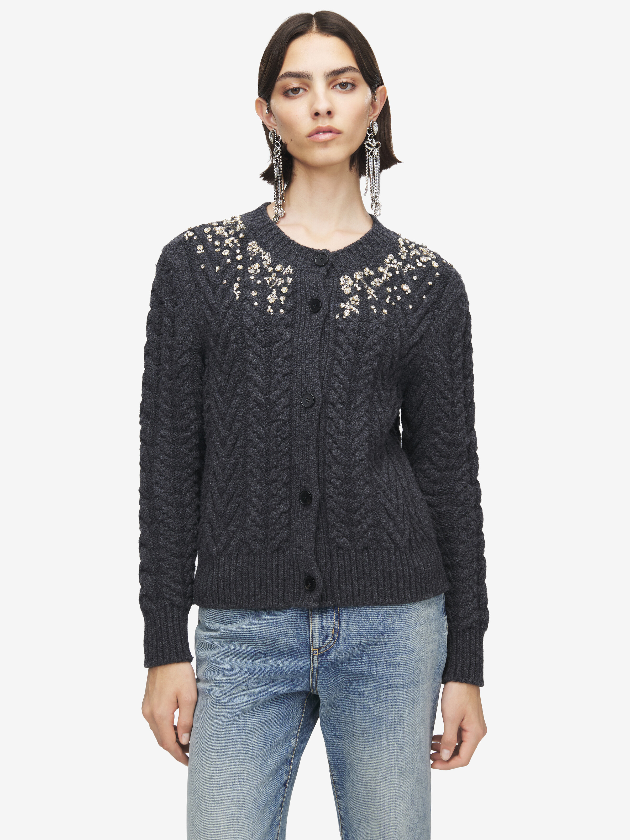 Cardigan aus Zopfmusterstrick mit Kristallstickerei