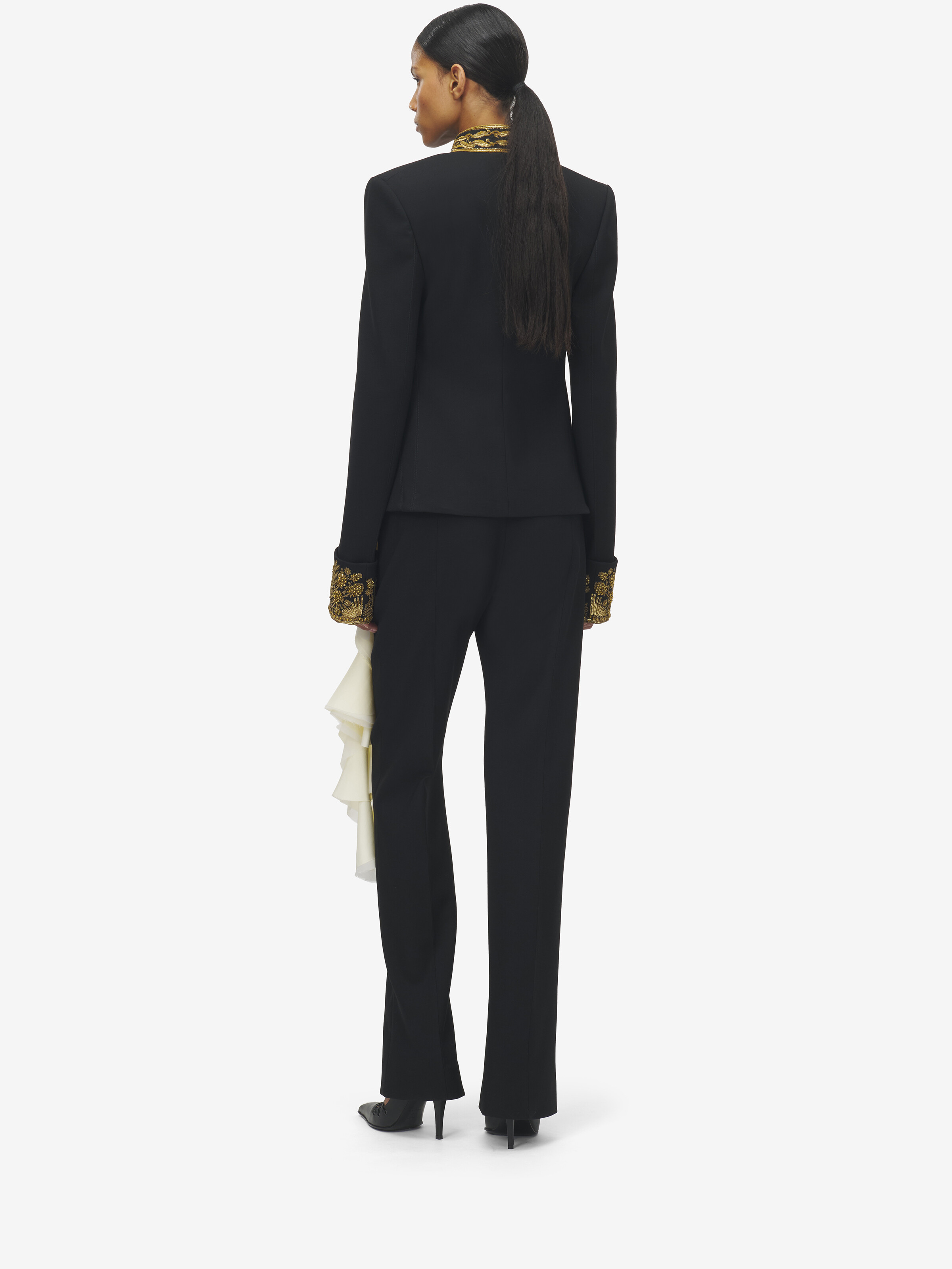 Veste à découpe avec bordures en broderie dorée