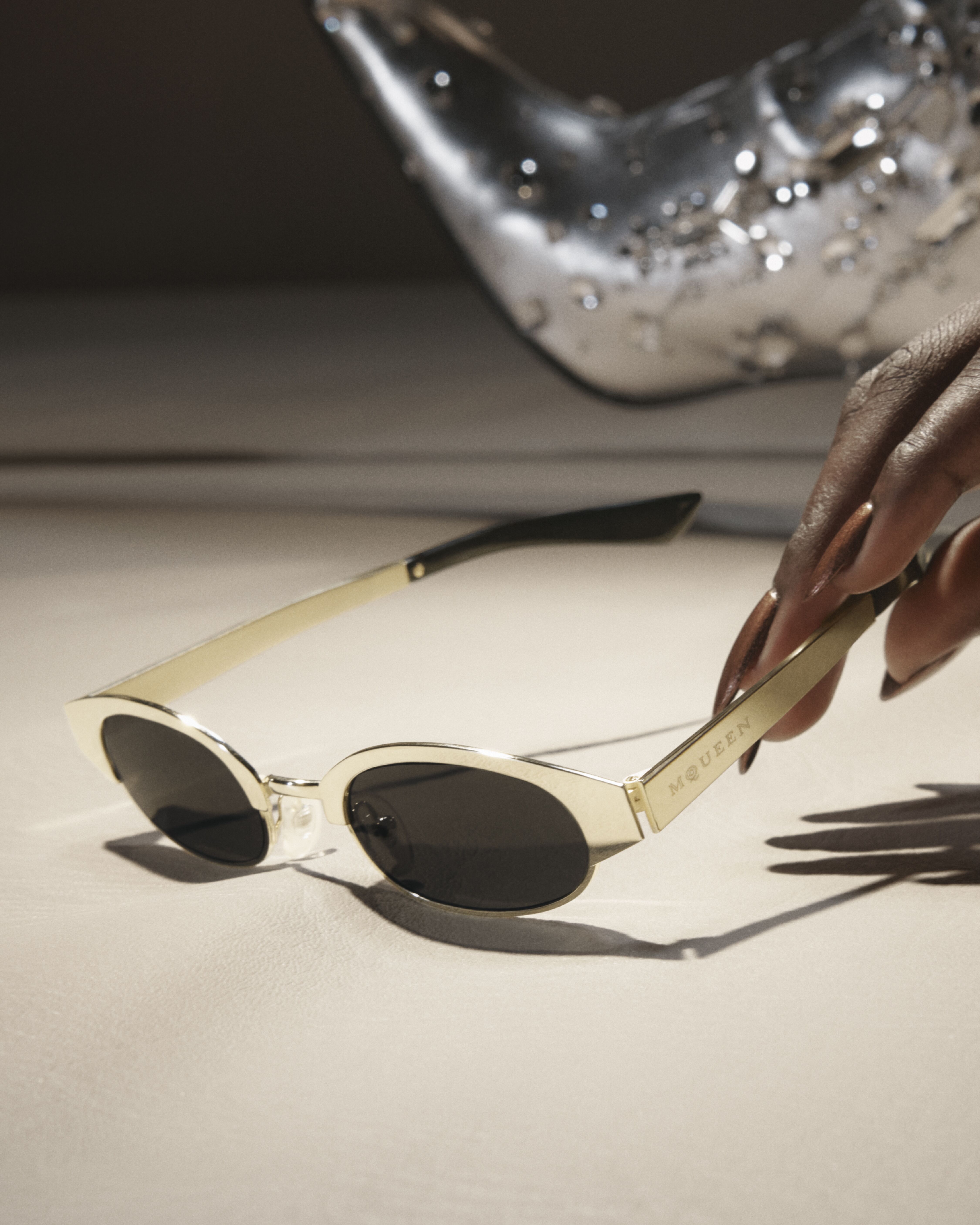 McQueen sunglasses in black