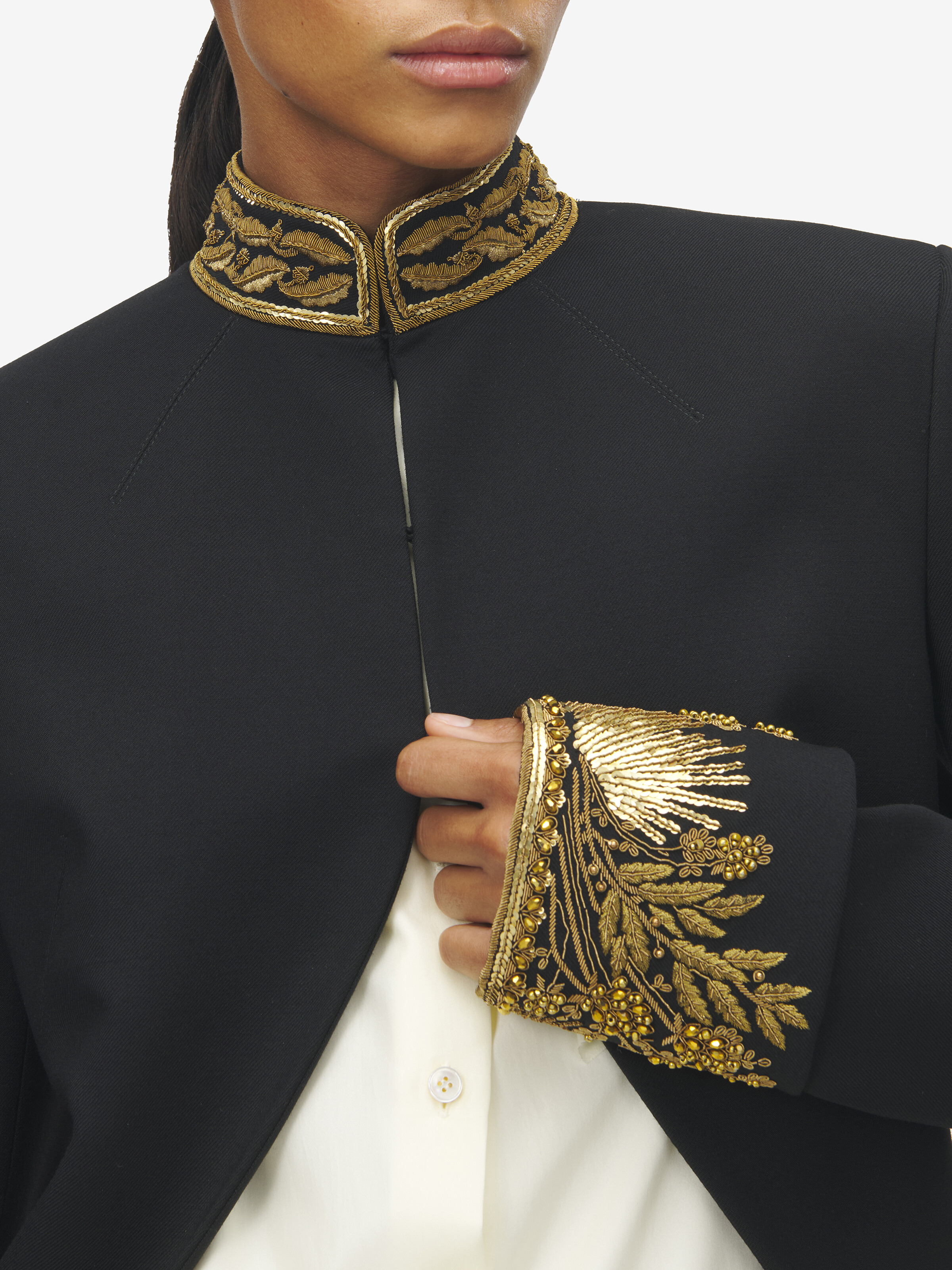 Veste à découpe avec bordures en broderie dorée
