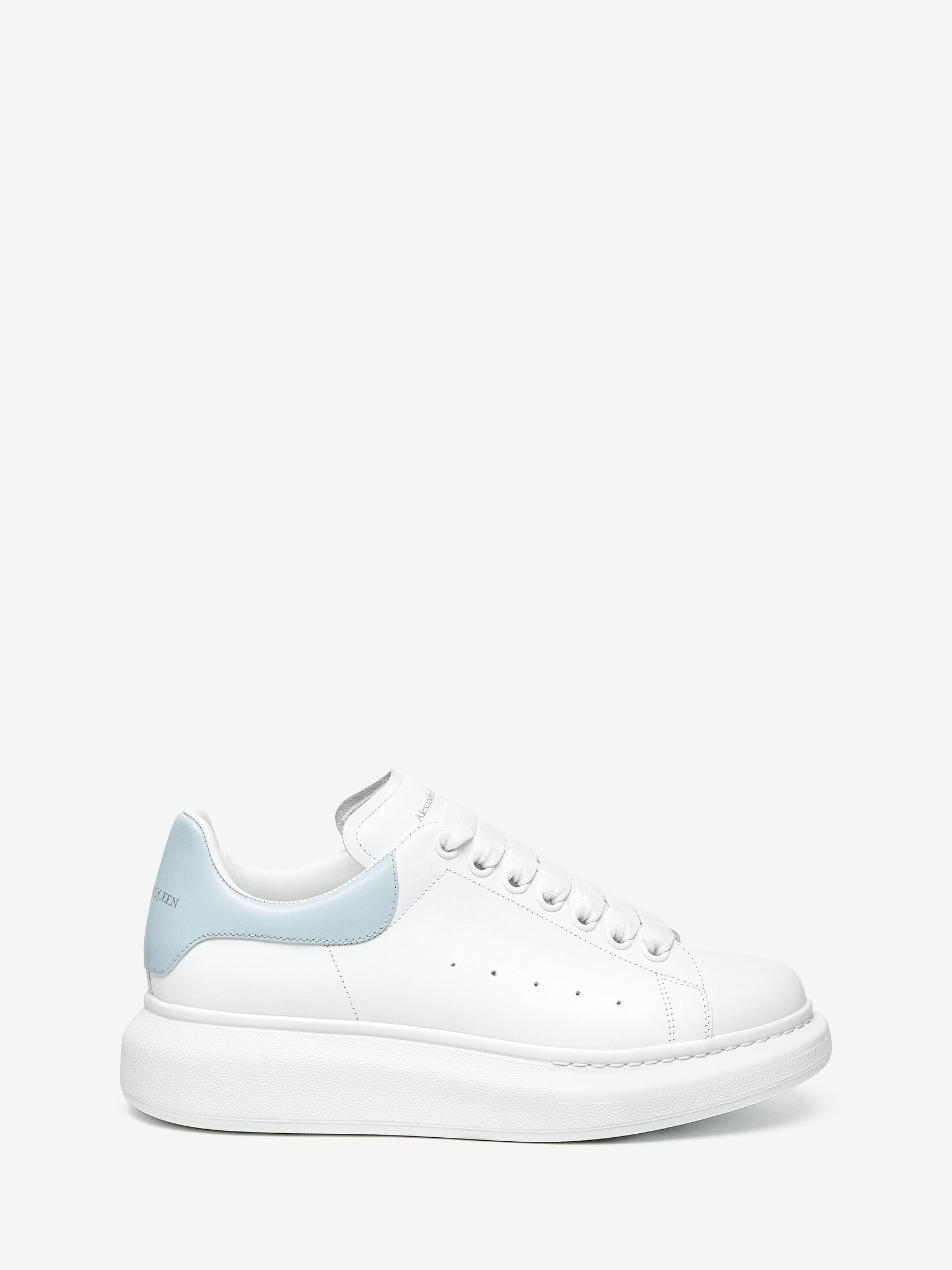 Women's oversized sneakers in white with a blue heel counter