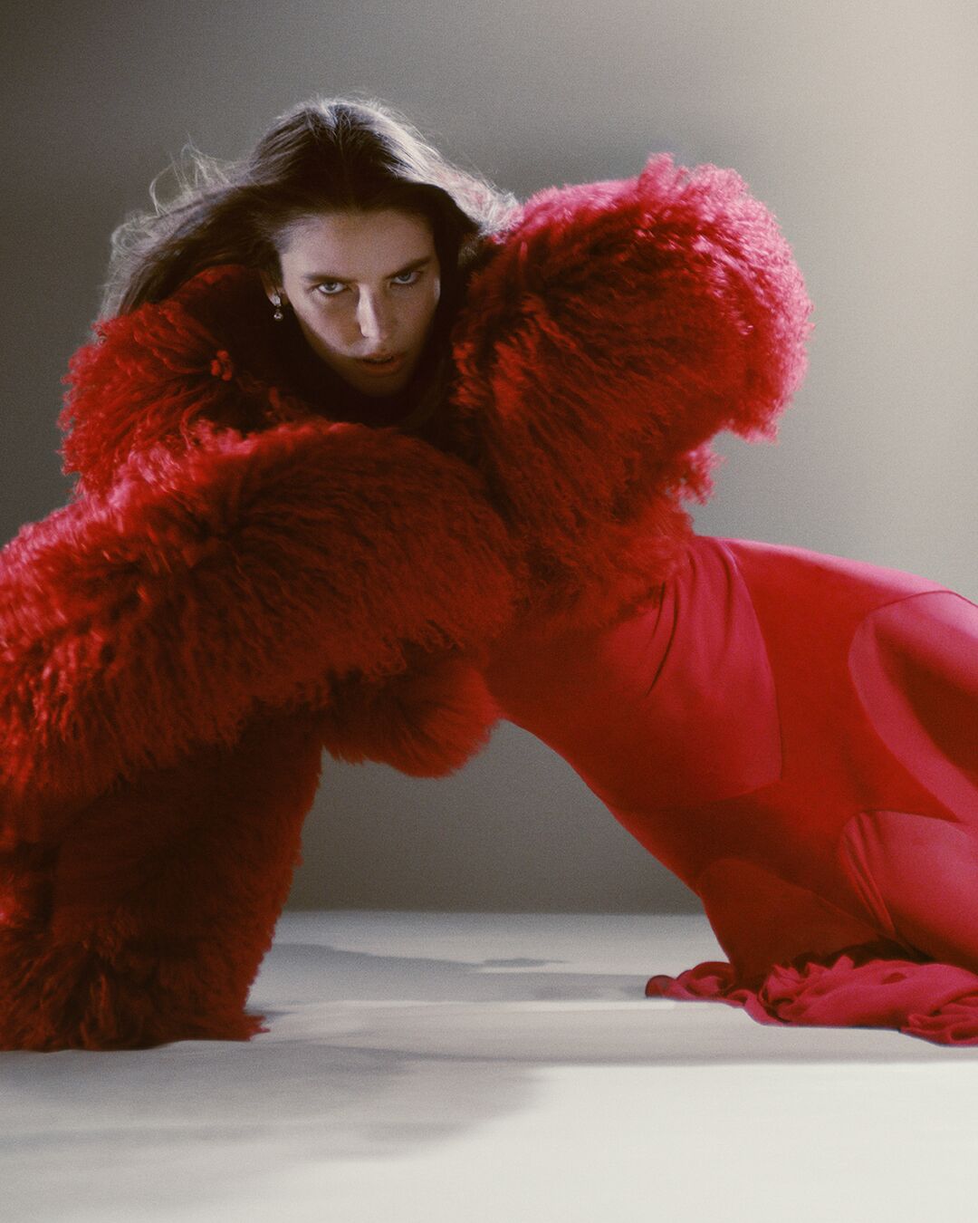 Modelo no set da campanha Outono/Inverno 2025 da McQueen