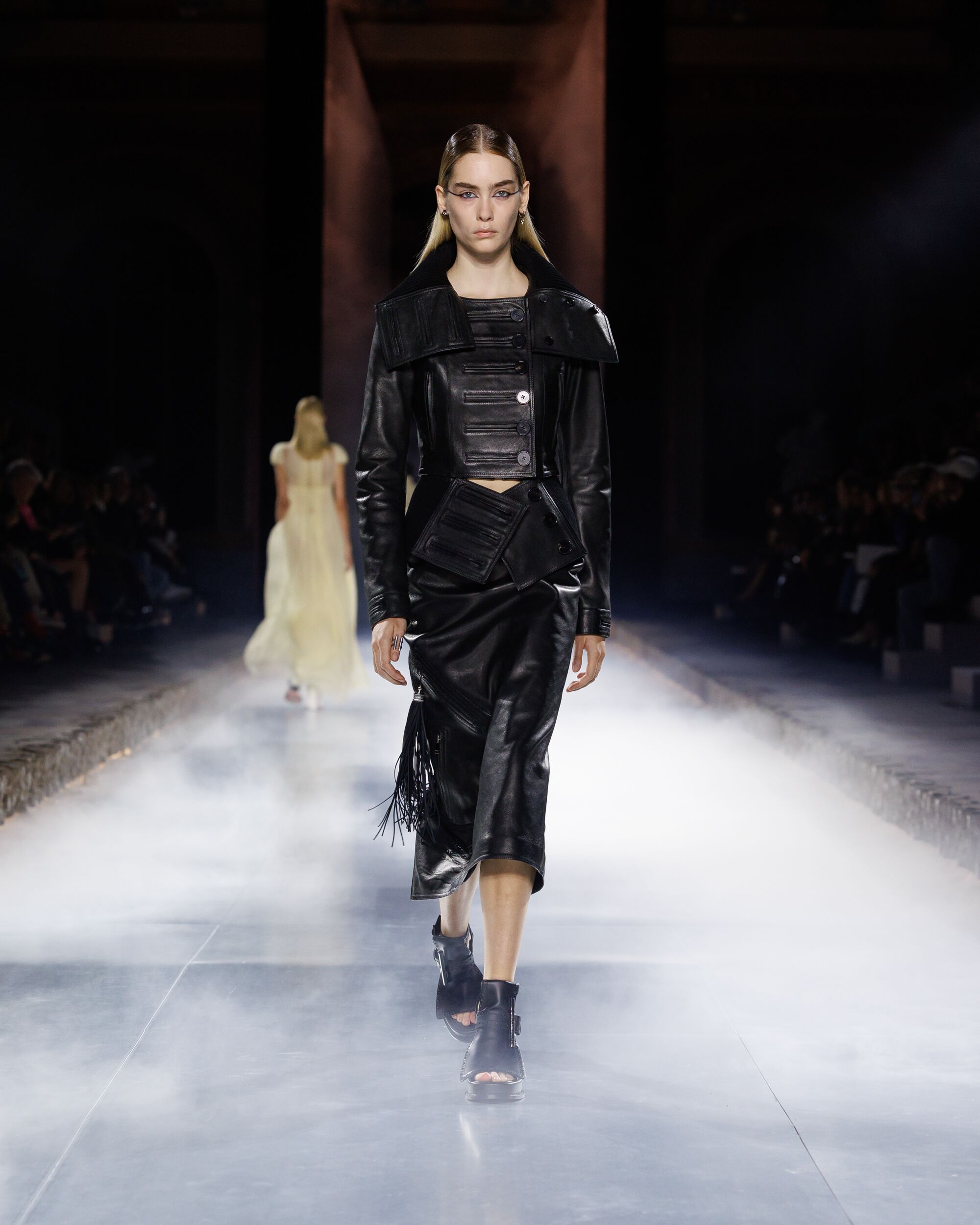 Page: Collection > SS25 Runway > Gallery > Look 32