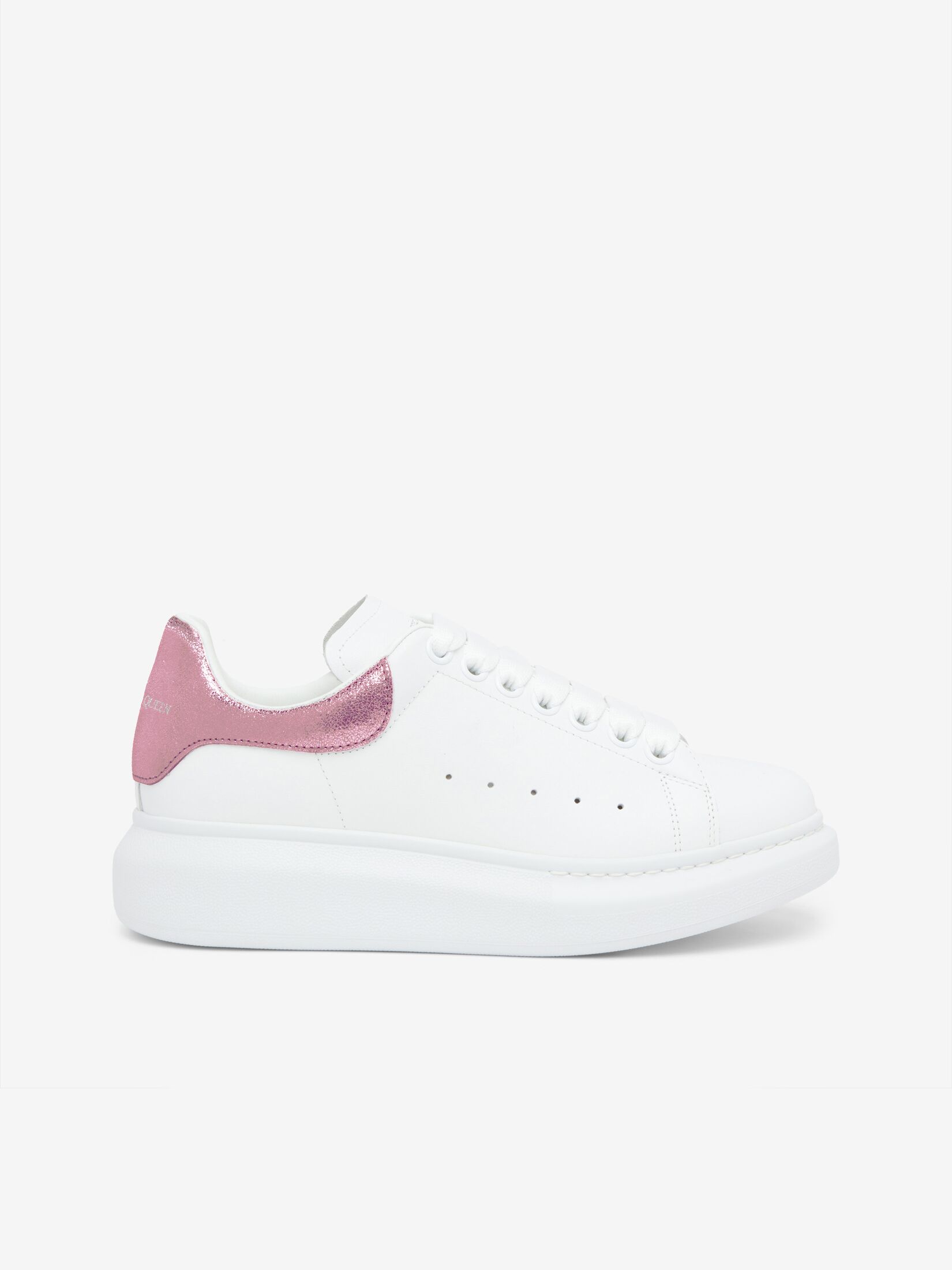 Women's oversized sneakers in white with a metallic pink heel counter