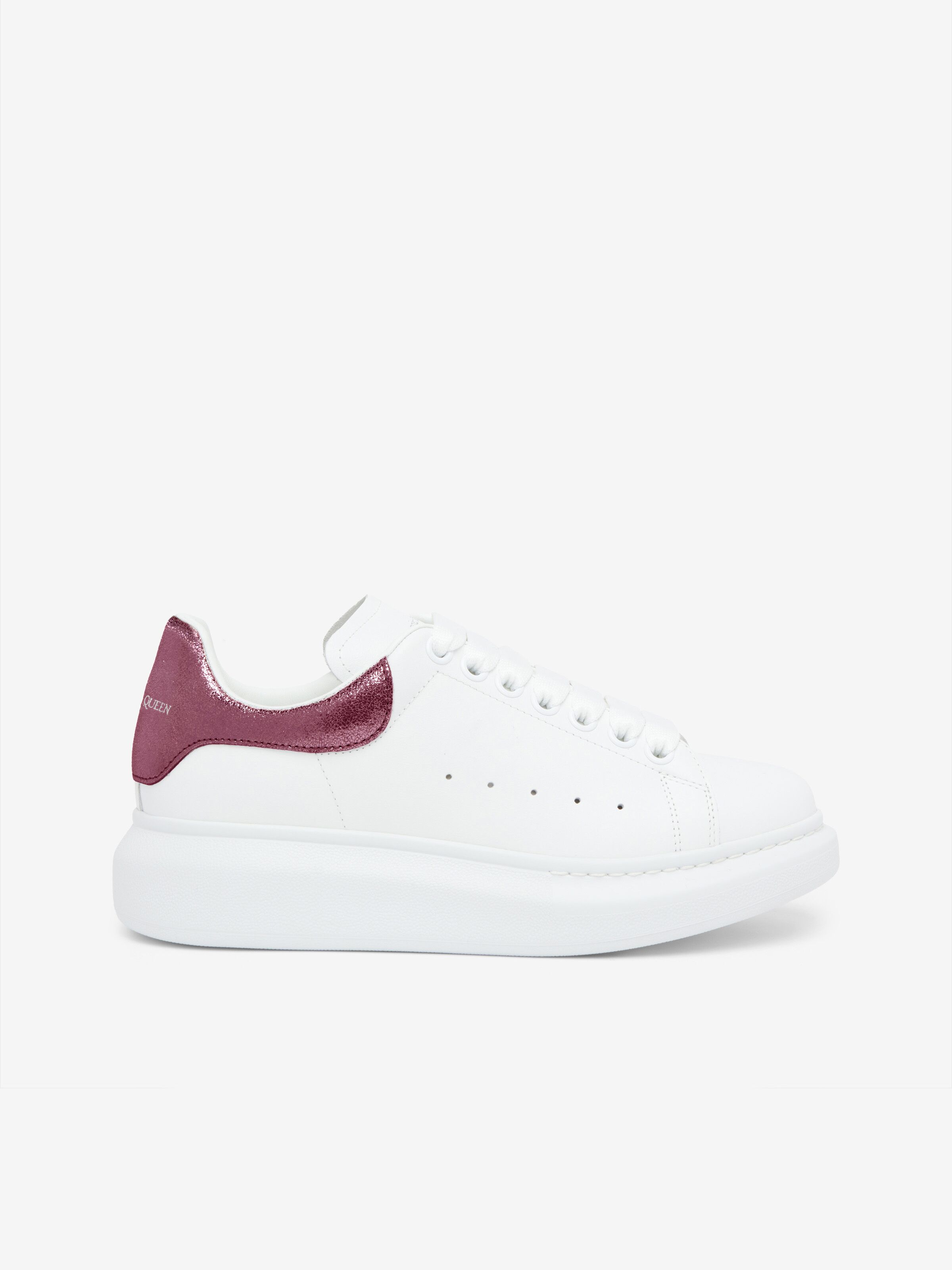 Women's oversized sneakers in white with a metallic pink heel counter