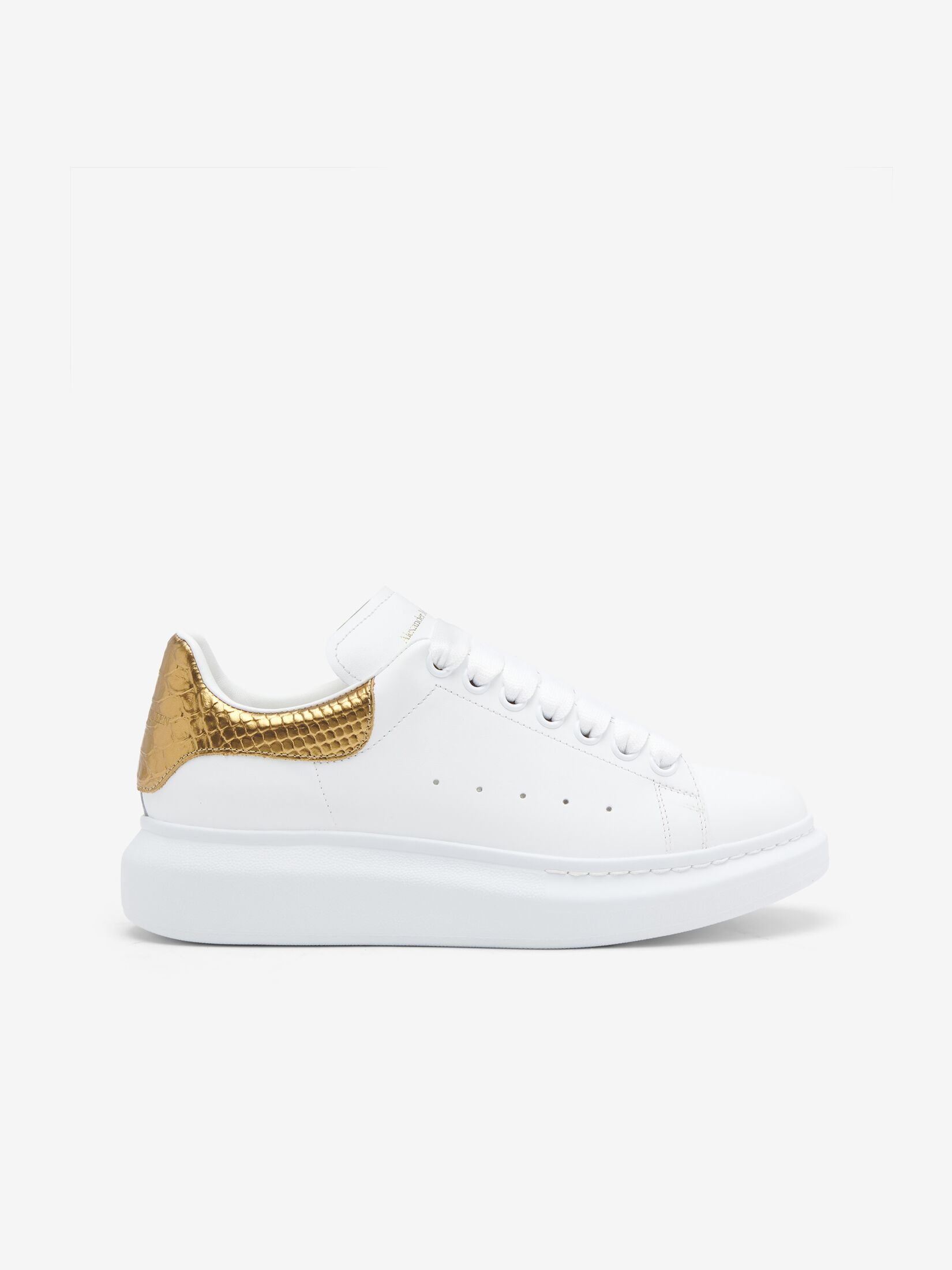 Women's oversized sneakers in white with a gold motif heel counter