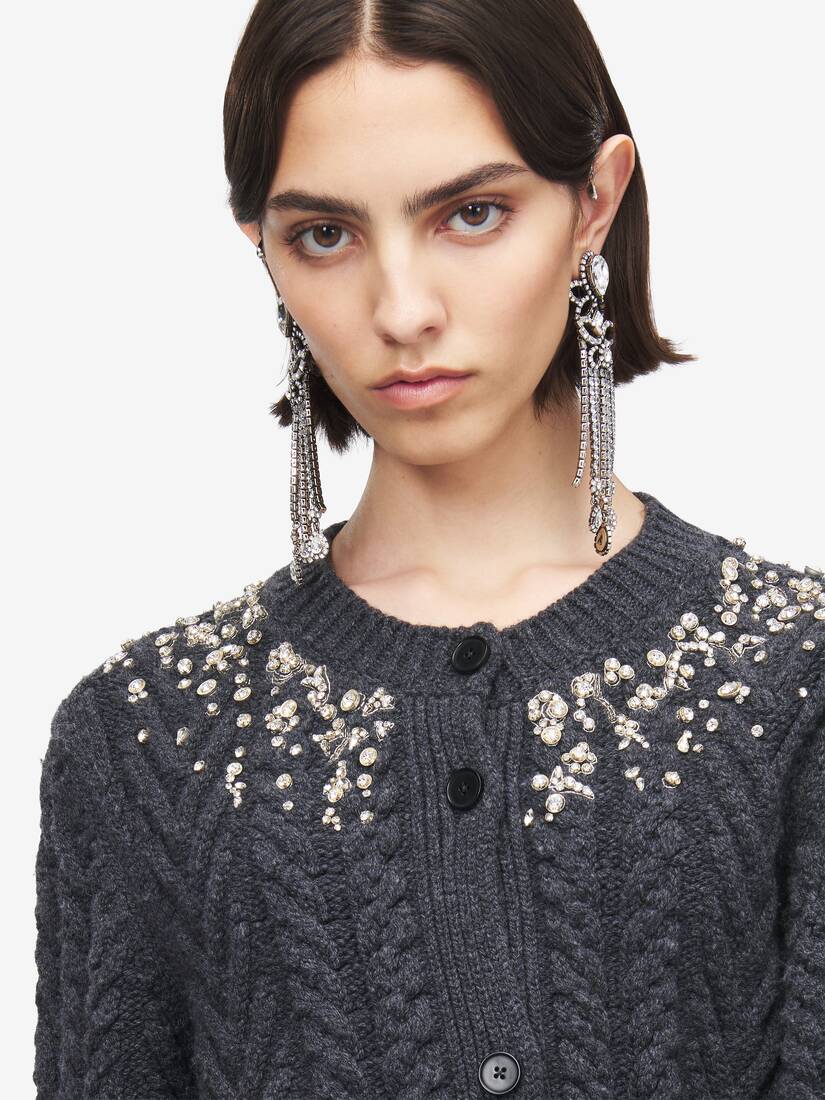 Cardigan aus Zopfmusterstrick mit Kristallstickerei