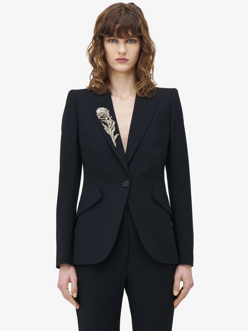 Veste à épaules en pointe, et ornement