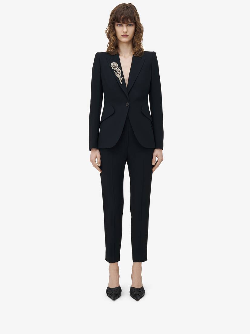 Veste à épaules en pointe, et ornement