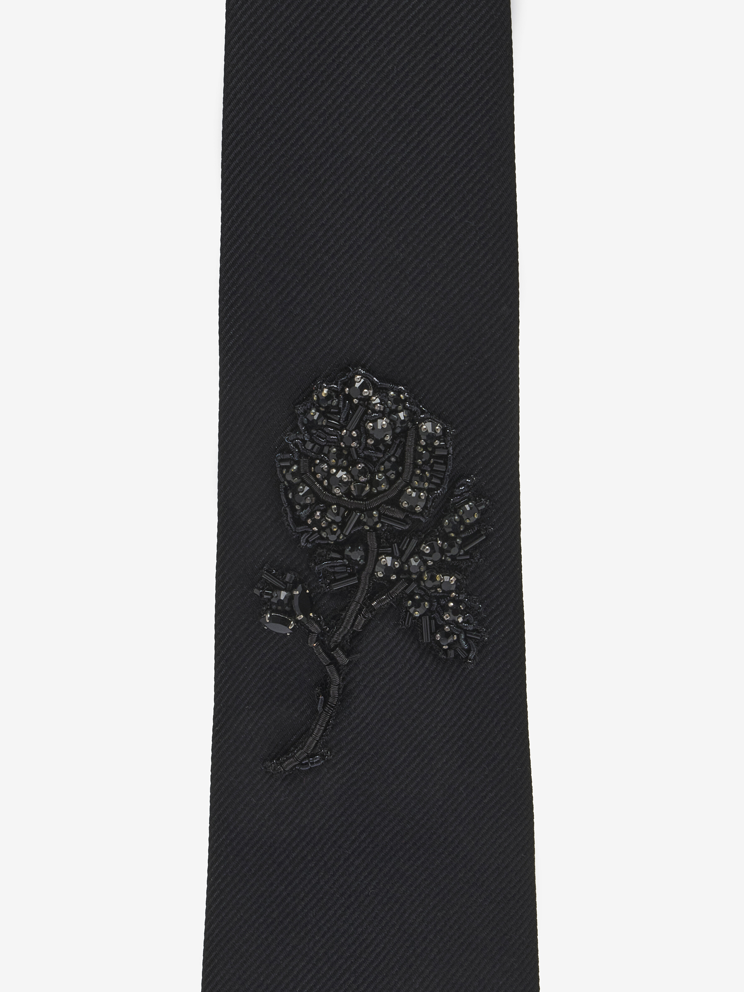 Cravate à broderie rose noire intense