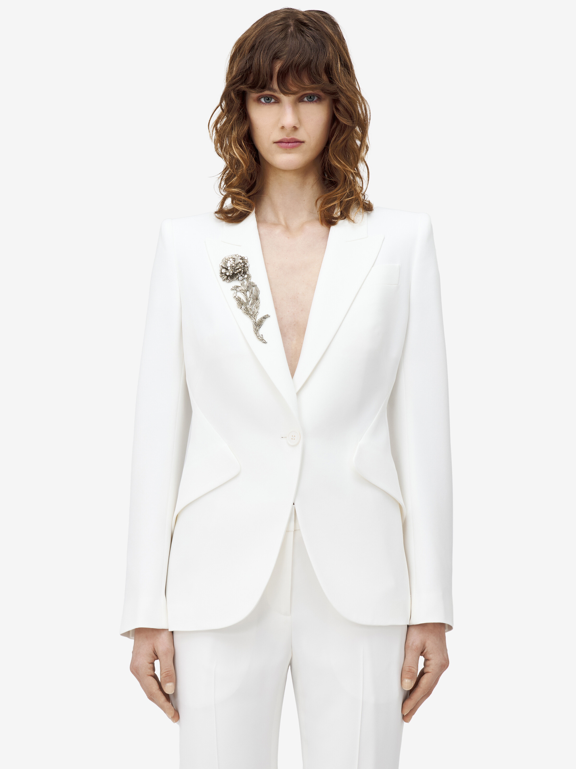 Veste à épaules en pointe, et ornement