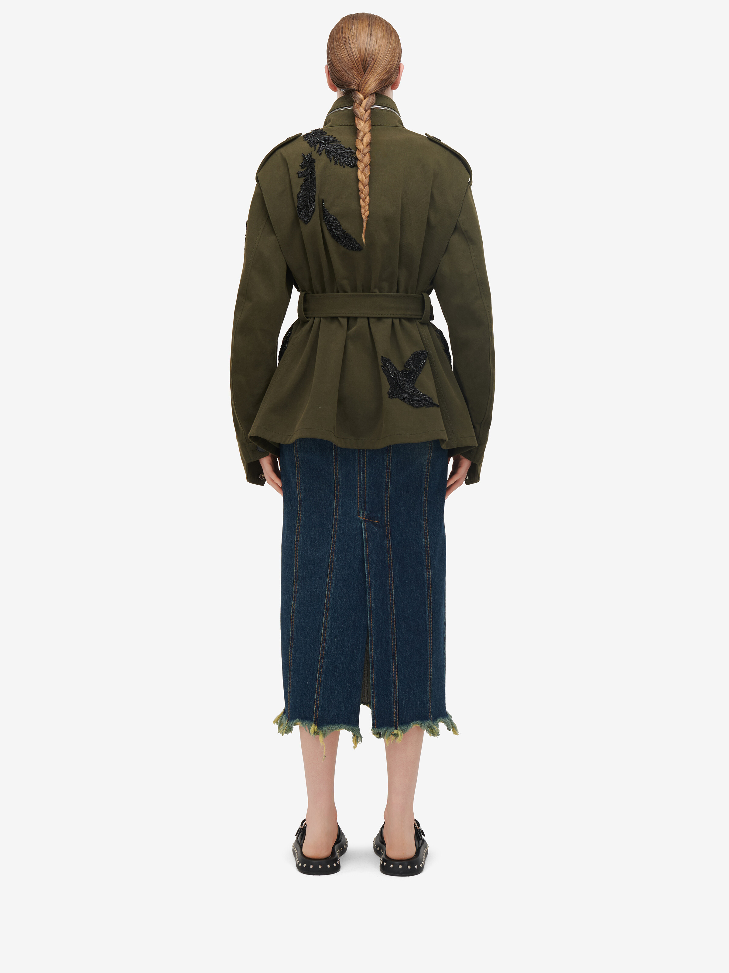 Parka con piume ricamate