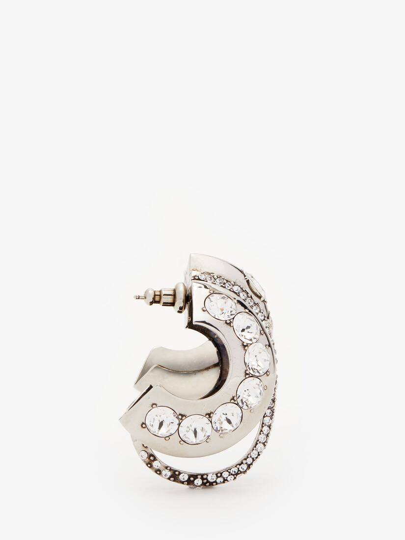 Der Molten Ohrring von Alexander McQueen zeigt sich in einem antiken  Silberton