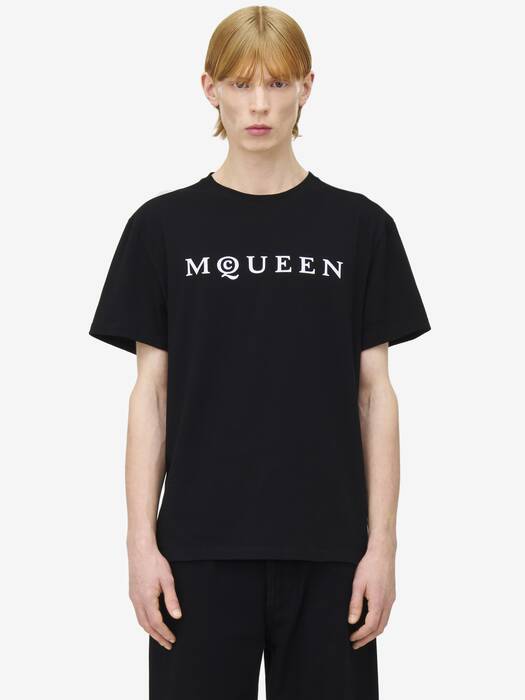 【関税込】新作◆McQueen マックイーン◆ロゴ コットン Tシャツ Men's McQueen Tシャツ in ブラック | McQueen JP