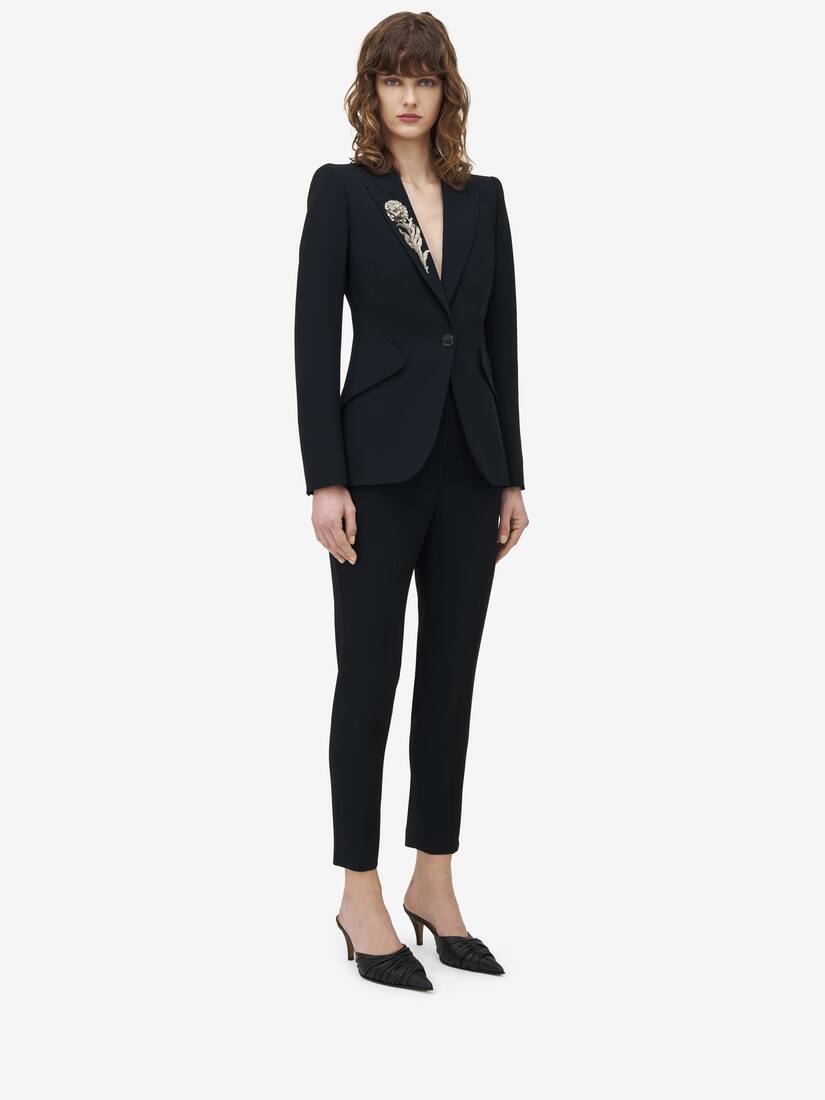 Veste à épaules en pointe, et ornement