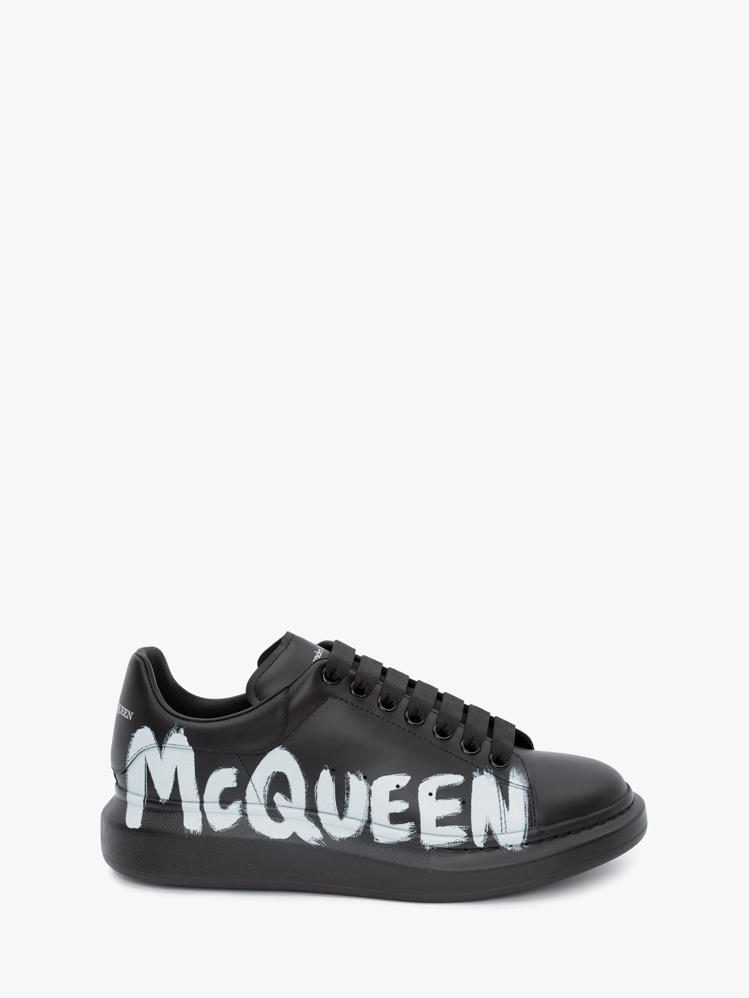McQueenグラフィティ オーバーサイズドスニーカー | ブラック/ホワイト 