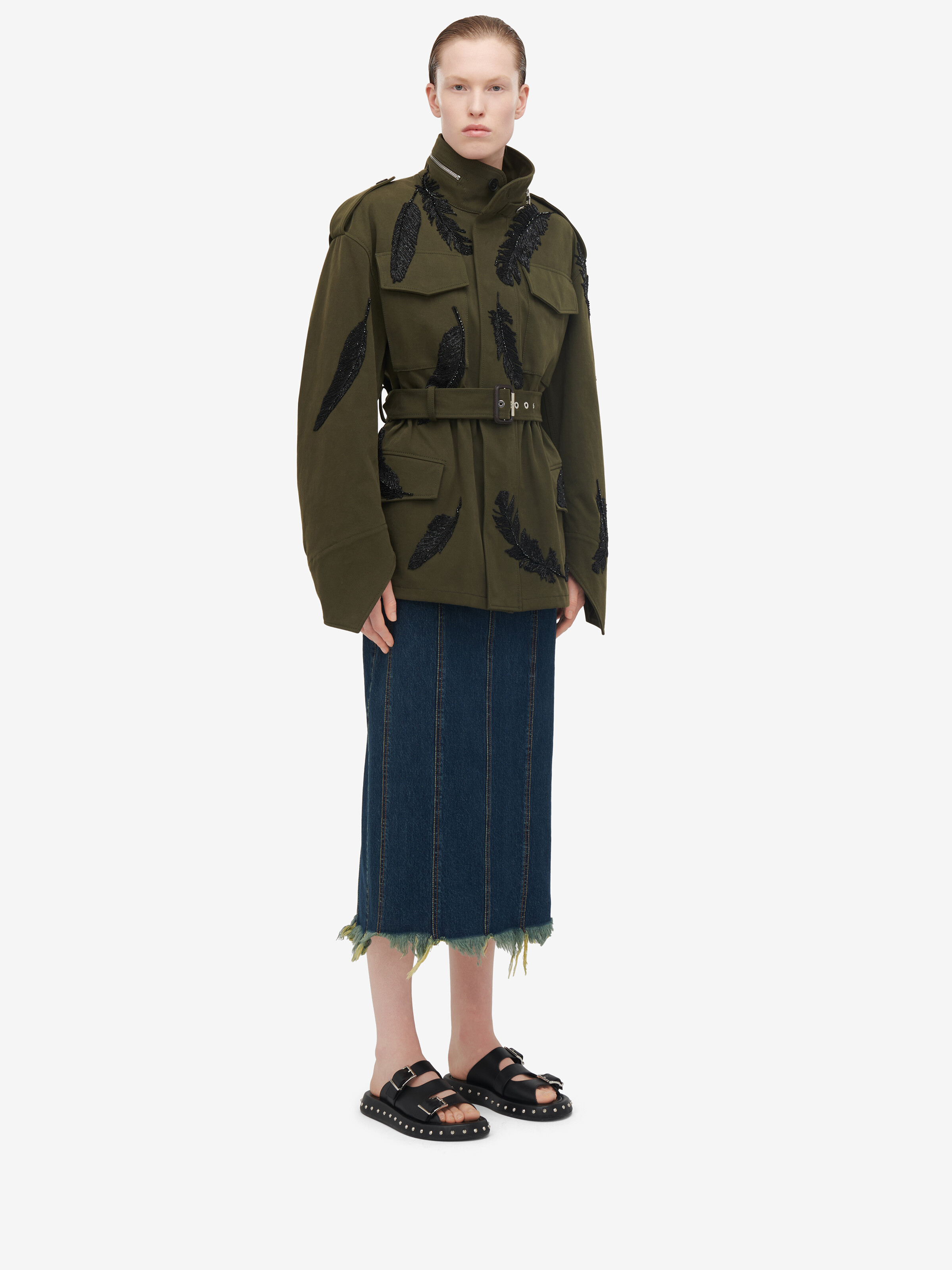 Parka con piume ricamate