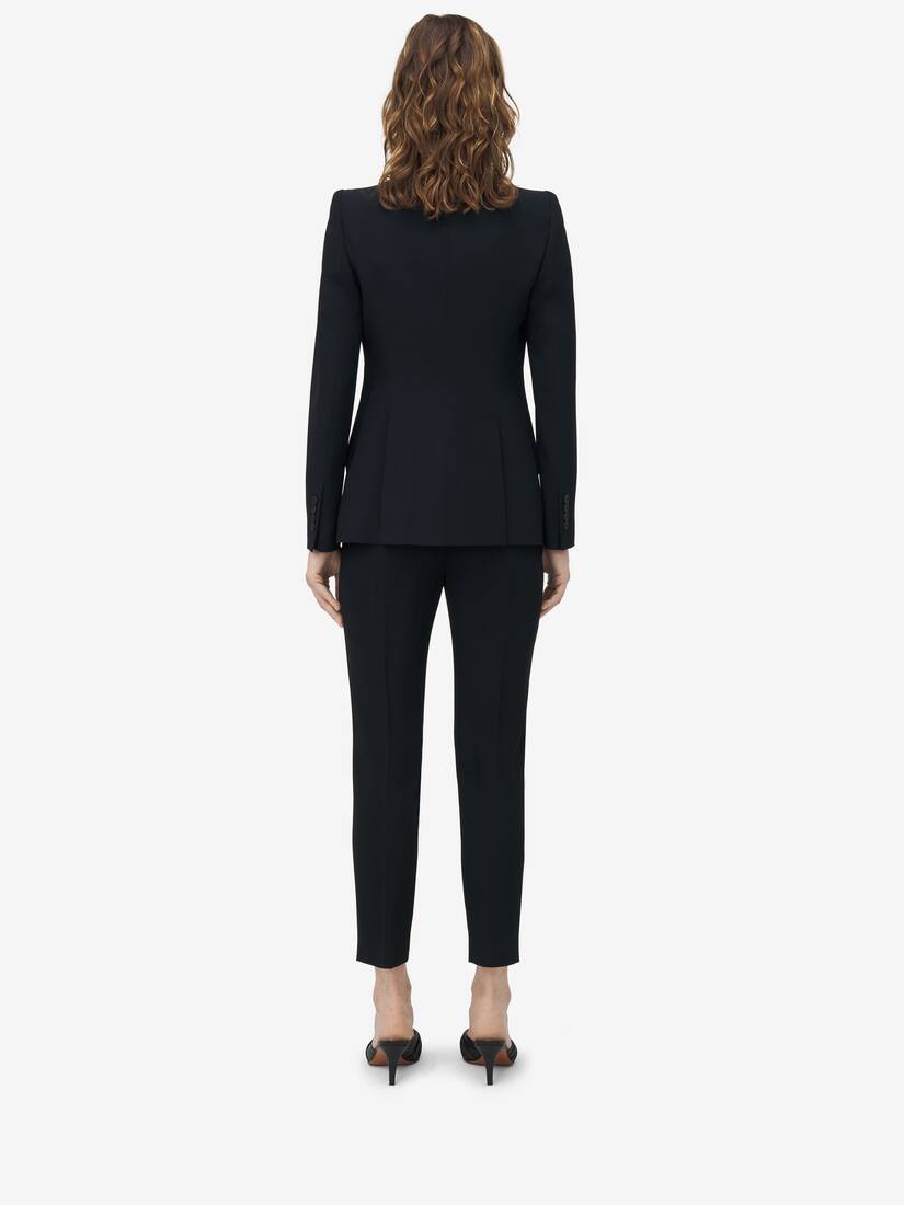 Veste à épaules en pointe, et ornement